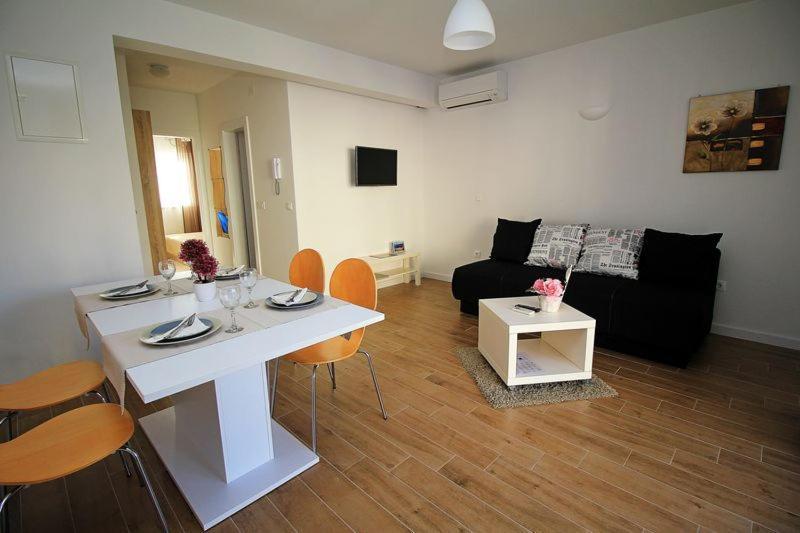 Apartments Obitelj Vuletic Макарська Екстер'єр фото